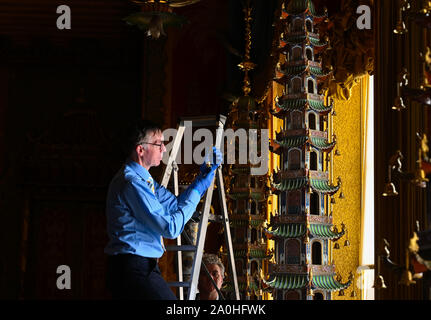 Brighton, UK. Sep 20, 2019. David Wheeler le restaurateur principal des Arts Décoratifs avec l'un des quinze pieds de hauteur en pagodes chinoises la salle de musique qui font partie de plus de 120 œuvres d'art décoratif qui étaient à l'origine commandé par le Prince Régent qui se poursuivent au Royal Pavilion à Brighton en tant qu'ils sont déplacés de Buckingham Palace et re-unis dans leur valeur précédente du Royal Pavilion . Les éléments sont prêté par Sa Majesté la Reine et sera à l'affiche au cours des deux années de crédit : Simon Dack/Alamy Live News Banque D'Images