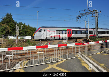 Classe 755 Stadler de multiples unités d'une plus grande Anglia passe le passage à niveau fermé en permanence à Ely, Cambridgeshire, Angleterre, RU Banque D'Images