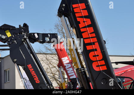 Kaunas, Lituanie - 04 avril : chariot élévateur Manitou détail du tracteur et le logo à Kaunas sur Avril 04, 2019. Manitou est une entreprise qui fait des élévateurs à fourche cerise, pi Banque D'Images