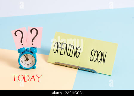 Texte de l'écriture écrit ouverture bientôt. Photo conceptuelle sera disponible ou accessible à tout moment en public sous peu Banque D'Images