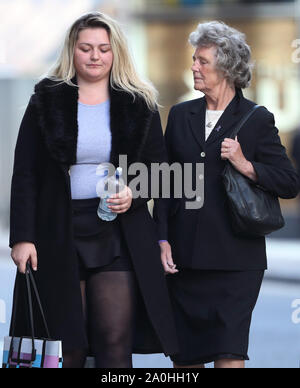 La famille de l'assassiné 17 ans Jodie Chesney, soeur Lucie Chesney et grand-mère Christine Chesney, arrivant à l'ancienne Bialey, Londres, où 4 adolescents sont en procès pour son meurtre dans un parc à Romford, East London, le 1 mars. Banque D'Images