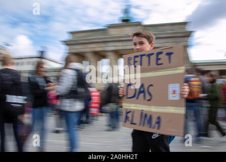 Berlin, Allemagne. Sep 20, 2019. Au cours d'une manifestation en face de la porte de Brandebourg, un participant porte une affiche avec l'inscription 'sauveteur le climat'. Les manifestants suivent l'appel du mouvement vendredi pour l'avenir et veulent se battre pour plus de la protection du climat. Ils veulent appuyer les appels à des grèves et des manifestations dans le monde entier. Credit : Jens Büttner/dpa-Zentralbild/dpa/Alamy Live News Banque D'Images