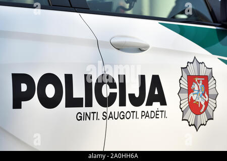 Vilnius, Lituanie - Avril 06 : Conception de voiture de police dans la vieille ville de Vilnius sur Avril 06, 2019 à Vilnius en Lituanie. Vilnius est la capitale de la Lituanie un Banque D'Images