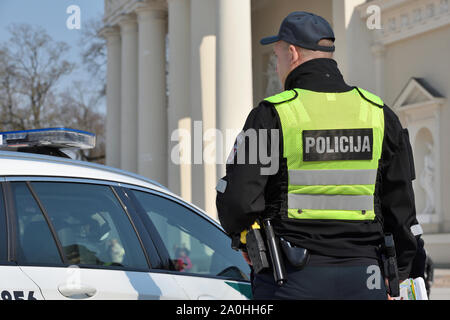 Vilnius, Lituanie - Avril 06 : agent de police dans la vieille ville de Vilnius sur Avril 06, 2019 à Vilnius en Lituanie. Vilnius est la capitale de la Lituanie et de son Banque D'Images