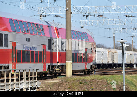 Vilnius, Lituanie - Avril 18 : train en marche des chemins de fer lituaniens à Vilnius le 18 avril 2019. Les chemins de fer lituaniens est la société nationale des chemins de Banque D'Images