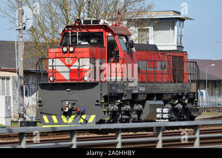 Vilnius, Lituanie - 18 avril : locomotive sur la voie ferrée à Vilnius le 18 avril 2019. Les chemins de fer lituaniens est la société nationale des chemins de fer du pays Banque D'Images