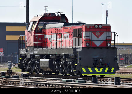 Vilnius, Lituanie - 18 avril : locomotive sur la voie ferrée à Vilnius le 18 avril 2019. Les chemins de fer lituaniens est la société nationale des chemins de fer du pays Banque D'Images