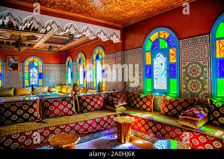 Intérieur de l'hôtel ornée à Essaouira, en gardant le style marocain et les couleurs. Banque D'Images