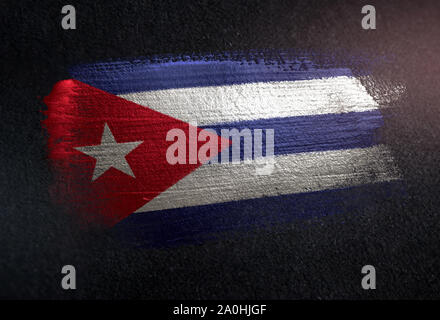 Cuba Drapeau effectué de brosse métallique peinture sur mur noir Grunge Banque D'Images