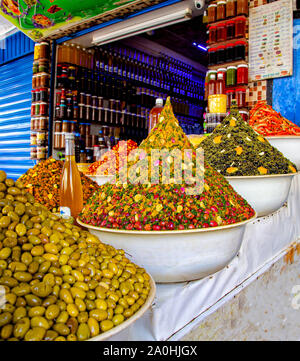 Variété d'olives et pickles for sale at market Stall au Maroc , l'Afrique. Banque D'Images