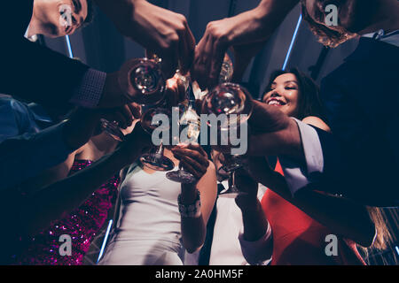 Compte tenu de l'angle faible ci-dessous divers séduisant beau charmant élégant belle mesdames et messieurs mode joyeux tintement des verres à vin, chill out à Banque D'Images