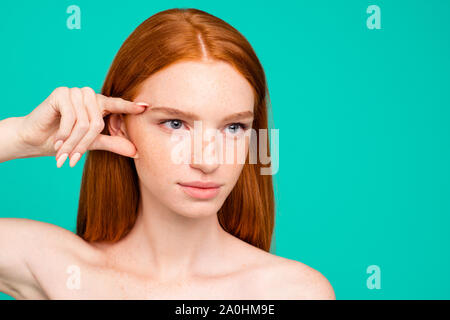 Concept de publicité. Close-up portrait of cute nice belle fille rousse avec une peau propre pur brillant, de penser à la chirurgie plastique, isolé ov Banque D'Images