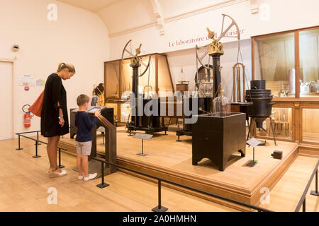 2019 : Paris, France - 01 septembre 2019 : les visiteurs à l'exposition au Musée des Arts et Métiers (design industriel de Paris, Musée d'Art Métiers Banque D'Images