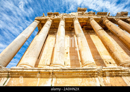 Colonnes du temple romain antique de Bacchus et ciel bleu en arrière-plan, vallée de la Bekaa, Baalbeck, au Liban Banque D'Images