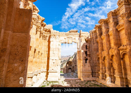 Salle intérieure de l'ancien temple romain de Bacchus avec ciel bleu en arrière-plan, vallée de la Bekaa, à Baalbek, Liban Banque D'Images