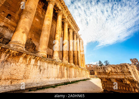 Colonnes du temple romain antique de Bacchus entouré de ruines et de ciel bleu en arrière-plan, vallée de la Bekaa, Baalbeck, au Liban Banque D'Images