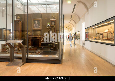 2019 : Paris, France - 01 septembre 2019 : Exposition au Musée des Arts et Métiers (design industriel de Paris, métiers d'Art, Arts et Craf Banque D'Images