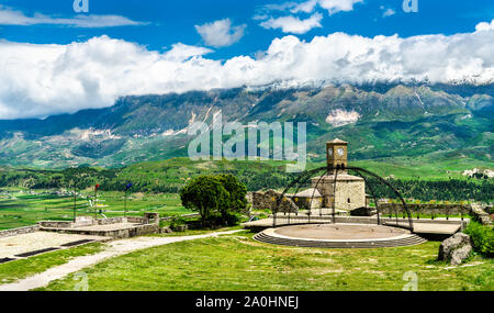 Tour de l'horloge à l'église de Gjirokastre en Albanie Banque D'Images