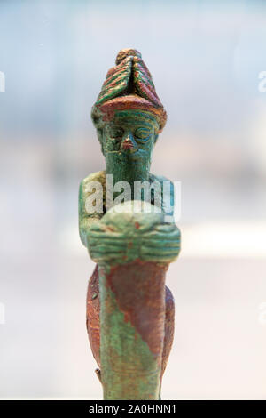 Dieu à genoux en plaçant un clou dans le sol et tablette commémorant la fondation d'un temple au nom de Gudea, prince de l'état de Lagash. Banque D'Images