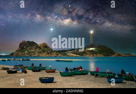 La vue de nuit au village de pêcheurs à côté de la plage brille dans le ciel et la galaxie est belle Banque D'Images