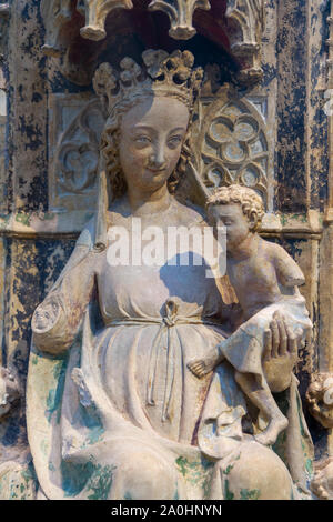 Vierge à l'enfant d'une léproserie. Autour de 1350-1375. Calcaire polychrome. De Nevers, duché de Bourgogne, France. Banque D'Images