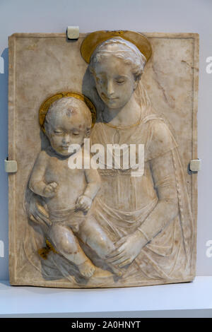 Vierge à l'enfant. Autour de 1470. Par Mino di Giovanni (également appelé Mino da Fiesole), 1429-1484. Pierre, marbre, traces de dorure. Le Musée du Louvre. Banque D'Images