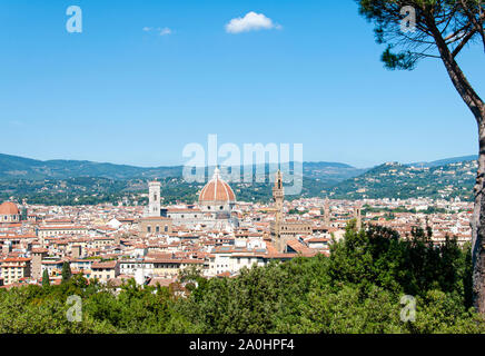 Toits de Florence avec la Cathédrale vu de Forte Belvedere, une grande vue panoramique de la ville. Banque D'Images