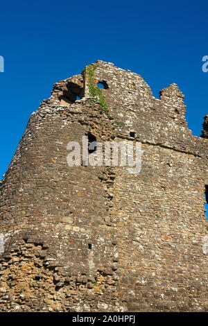 Les ruines du château de Ogmore bien connue à côté de la rivière Ogmore qui a célèbre tremplin pour faire traverser la rivière qui coule au-dessous du château de Ogmore. Banque D'Images