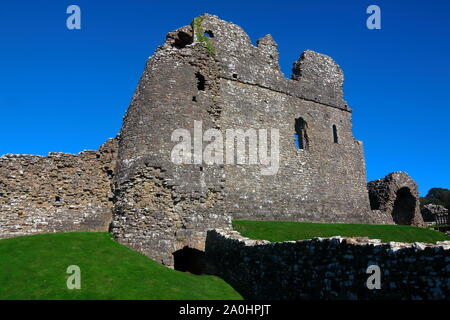 Les ruines du château de Ogmore bien connue à côté de la rivière Ogmore qui a célèbre tremplin pour faire traverser la rivière qui coule au-dessous du château de Ogmore. Banque D'Images