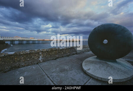 Palace Pier et la statue de bronze à flot, Brighton, East Sussex, Angleterre, Royaume-Uni. Circa 1980 Banque D'Images