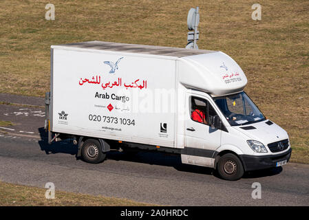 Utilitaire commercial arabe van roulant sur la route près de l'aéroport Heathrow de Londres. L'importation de marchandises et de logistique d'exportation. IATA marchandises réglementées CAA Banque D'Images