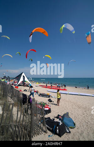 Hydro Aluminium Pro Tour : compétition de Kitesurf lors du Festikite de Villeneuve-Les-Maguelone, Occitanie France Banque D'Images