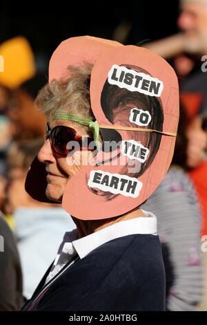 Chichester, UK. Sep 20, 2019. Chichester, West Sussex, UK. Les membres du public de prendre part à la grève de protestation contre les changements climatiques mondiaux dans Chichester High Street. Vendredi 20 Septembre 2019 Crédit : Sam Stephenson/Alamy Live News Banque D'Images