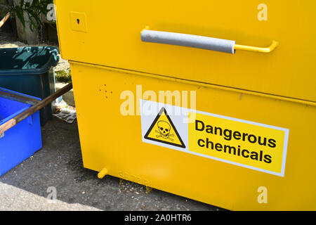 Produits chimiques dangereux panneau d'avertissement sur les cuves à recyclage de déchets ménagers conseil Royaume-Uni centre Banque D'Images