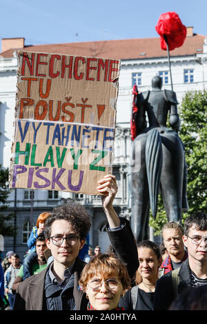 Brno, République tchèque. Sep 20, 2019. Grève des étudiants pour une meilleure protection du climat et de l'abaissement des émissions, à Brno, en République tchèque, le vendredi 20 septembre, 2019. Credit : Monika Hlavacova/CTK Photo/Alamy Live News Banque D'Images