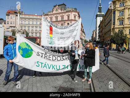 Brno, République tchèque. Sep 20, 2019. Grève des étudiants pour une meilleure protection du climat et de l'abaissement des émissions, à Brno, en République tchèque, le vendredi 20 septembre, 2019. Credit : Monika Hlavacova/CTK Photo/Alamy Live News Banque D'Images