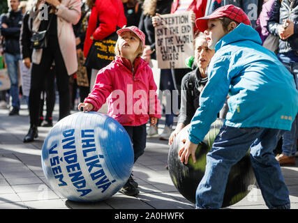 Brno, République tchèque. Sep 20, 2019. Grève des étudiants pour une meilleure protection du climat et de l'abaissement des émissions, à Brno, en République tchèque, le vendredi 20 septembre, 2019. Credit : Monika Hlavacova/CTK Photo/Alamy Live News Banque D'Images