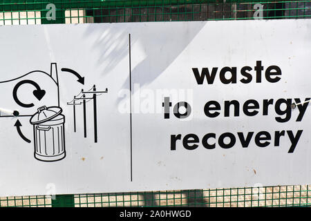 À l'énergie des déchets ménagers conseil signe en centre de recyclage Royaume-Uni Banque D'Images