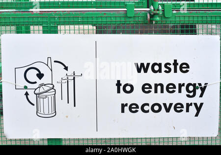 À l'énergie des déchets ménagers conseil signe en centre de recyclage Royaume-Uni Banque D'Images