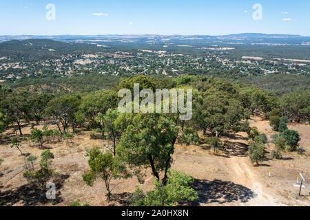 Vue sur les environs de Maldon, Victoria, Australie, du haut de la tige-head lookout au Mont Tarrengower. Banque D'Images