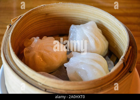 Dim sum chinois petites boulettes servi dans une marguerite. Banque D'Images