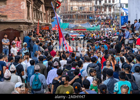 Foule de gens se rassemble pour regarder et célébrer Indra Jatra Festival Banque D'Images