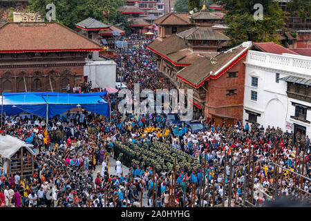 Foule de gens se rassemble pour regarder et célébrer Indra Jatra Festival Banque D'Images