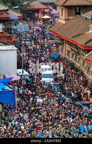 Foule de gens se rassemble pour regarder et célébrer Indra Jatra Festival Banque D'Images