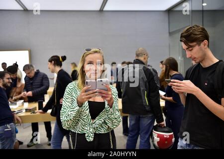 L'ADOC, file de gens à l'Apple Store de la Piazza Liberté pour l'achat du nouvel iPhone 11 et nouvel Apple Watch Watch (5 Duilio Piaggesi/Fotogramma, Milan - 2019-09-20) p.s. la foto e' utilizzabile nel rispetto del contesto dans cui e' stata scattata, e senza intento del diffamatorio decoro delle persone rappresentate Banque D'Images
