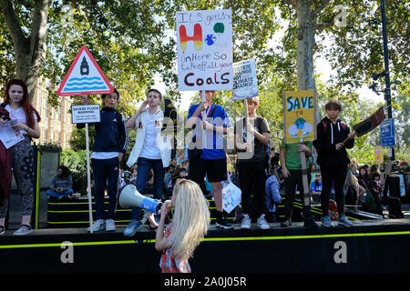 Millbank, Londres, Royaume-Uni. 20 septembre 2019. Les élèves et l'école les enfants prenant part à la grève à l'échelle mondiale pour le changement climatique dans le centre de Londres. Crédit : Matthieu Chattle/Alamy Live News Banque D'Images