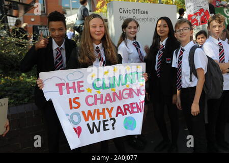 Lecture, UK, 20e Sep 2019, les militants de la grève et de militants sont descendus dans la rue dans la lecture pour mettre en évidence les dangers du changement climatique. Credit : Uwe Deffner / Alamy Live News Banque D'Images