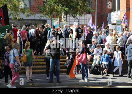 Lecture, UK, 20e Sep 2019, les militants de la grève et de militants sont descendus dans la rue dans la lecture pour mettre en évidence les dangers du changement climatique. Credit : Uwe Deffner / Alamy Live News Banque D'Images