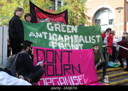 Lecture, UK, 20e Sep 2019, les militants de la grève et de militants sont descendus dans la rue dans la lecture pour mettre en évidence les dangers du changement climatique. Credit : Uwe Deffner / Alamy Live News Banque D'Images