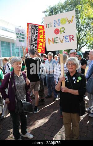 Lecture, UK, 20e Sep 2019, les militants de la grève et de militants sont descendus dans la rue dans la lecture pour mettre en évidence les dangers du changement climatique. Credit : Uwe Deffner / Alamy Live News Banque D'Images